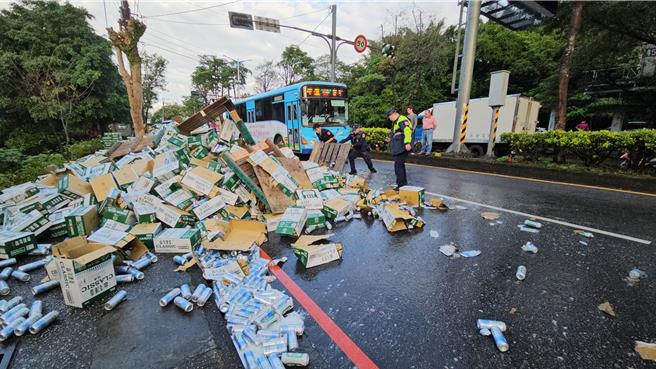 基隆市基金一路1日上午发生大货车疑似未綑扎妥当，导致其所载运数量庞大的啤酒侧翻在路上的意外，也直接导致基金一路及周边道路严重交通回堵。（翻摄照片／张志康基隆传真）