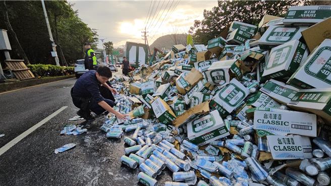 基隆市基金一路1日上午发生大货车疑似未綑扎妥当，导致其所载运数量庞大的啤酒侧翻在路上的意外，也直接导致基金一路及周边道路严重交通回堵。（翻摄照片／张志康基隆传真）