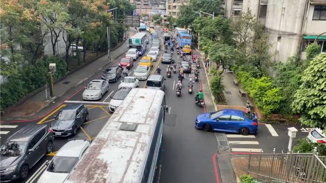 基隆市基金一路1日上午发生大货车疑似未綑扎妥当，导致其所载运数量庞大的啤酒侧翻在路上的意外，也直接导致基金一路及周边道路严重交通回堵。（翻摄照片／张志康基隆传真）