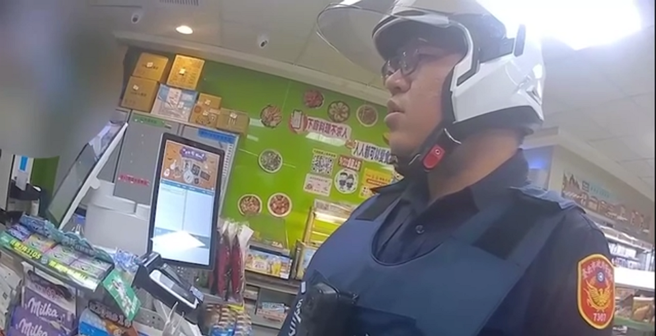 黄女到超商大闹，警方获报到场处理。（翻摄画面）