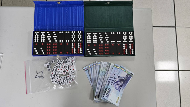 警方前往芦竹区南崁路一栋大楼摸黑攻坚，当场查获赌场陈姓负责人及赌客共35人的天九牌职业赌场。（翻摄画面）