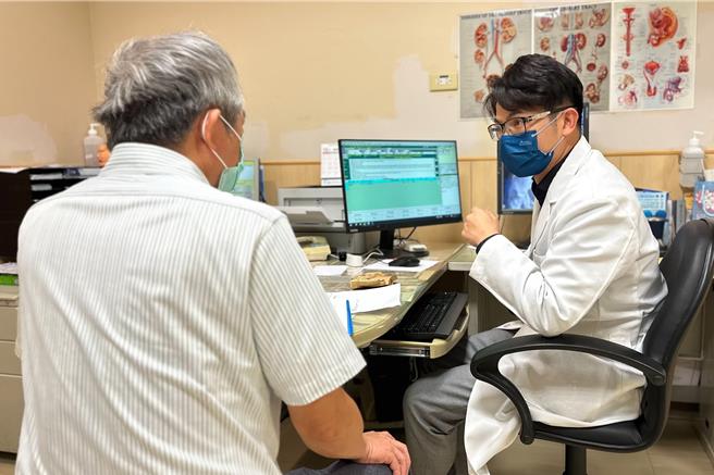 中医大附医泌尿部医师邱鸿杰（右）1日表示，男性到中年后因雄性素机能下降而出现更年期症状，通常发生在45到55岁之间，因没有女性停经生理现象常被忽略。（中医大附医提供／陈淑芬台中传真）