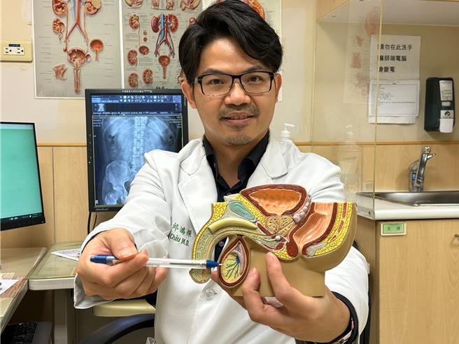 中医大附医泌尿部医师邱鸿杰1日表示，男性到中年后因雄性素机能下降而出现更年期症状，通常发生在45到55岁之间，因没有女性停经生理现象常被忽略。（中医大附医提供／陈淑芬台中传真）