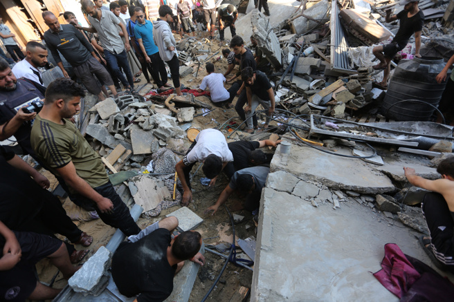 以色列空襲導致房屋坍塌，在這個擁擠的營中至少47具屍體被從瓦礫堆移出。（圖／新華社）