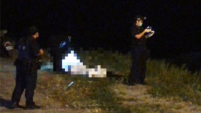 台东1名年约60岁的男子今凌晨被钓客发现，面朝下倒卧海滨公园大排水沟，被救起时已明显死亡，经警方鑑识人员初步採证，身无外伤。（萧嘉蕙摄）