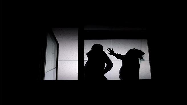 尤女不满被赶出家门，竟烧开的滚水朝丈夫泼洒，被依杀人未遂罪嫌起诉。（示意图／达志影像）