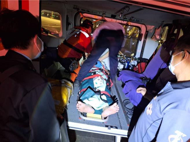 2023年11月1日澎湖县／国内首传空中医疗暴力事件，凌天航空直升机31日下午执行澎监收容人后送高雄长庚戒护就医，却在落地高雄机场后，正帮收容人换床的救护员突莫名遭收容人挥拳成伤。（凌天航空提供／许逸民澎湖传真）