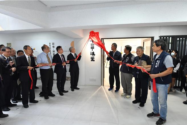 北科大校友總會前總會長王小瀋（左二起）、國史館臺灣文獻館館長張鴻銘、北科大校友總會總會長張啟城、北科大校長王錫福、台北市大安區副區長李條凰、民輝里里長陳威禎、梅花里里長吳崑山、朱園里里長李林耀等，共同為北科大「十二甲講堂」揭牌。（北科大提供）