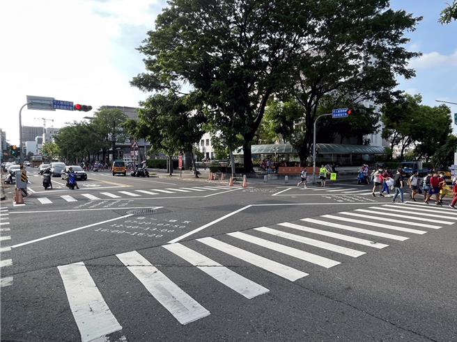 今年台南市新增行人專用時相70處，目前已達112處，年底之前還將增加30處。（交通局提供／洪榮志台南傳真）