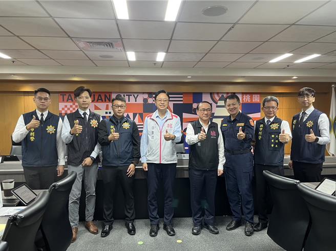 桃园有4名员警、2个团体荣获国家警光奖殊荣，今由市长张善政颁奖，眾人合影留念。（陈梦茹摄）