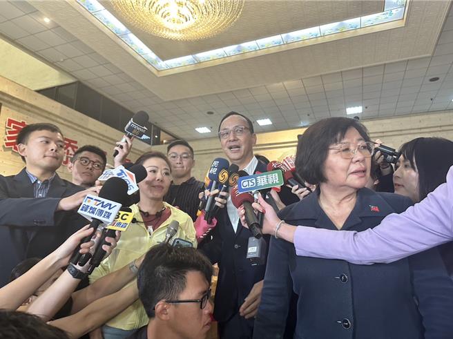 國民黨主席朱立倫（中）。（周毓翔攝）