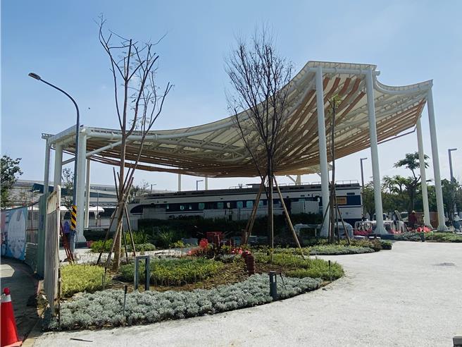 全台唯一、高铁台南站前的「花魁车」地景公园，12月底将举行启用仪式，目前工程已接近完工。（曹婷婷摄）