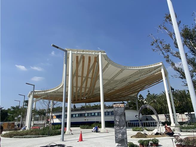 高铁台南站前的「花魁车」地景公园，12月底将举行启用仪式。（曹婷婷摄）