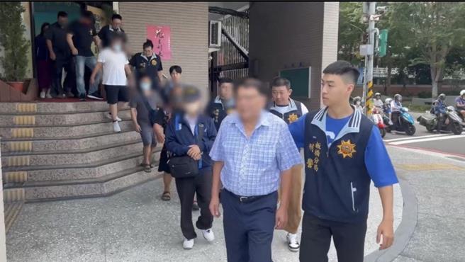 警方检肃李嫌（前一）及手下12人到案。（警方提供）