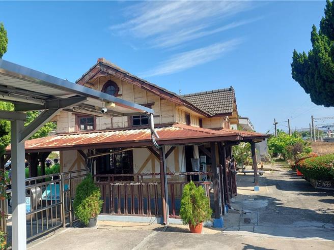 大甲區日南車站，被列為台中市市定古蹟車站，歷史悠久木造車站建築，風格獨樹一幟。（張妍溱攝）