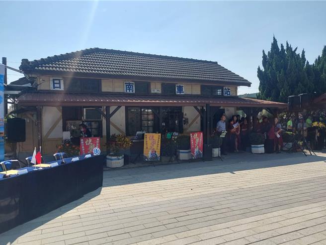 大甲區日南車站，被列為台中市市定古蹟車站，歷史悠久木造車站建築，風格獨樹一幟。（張妍溱攝）