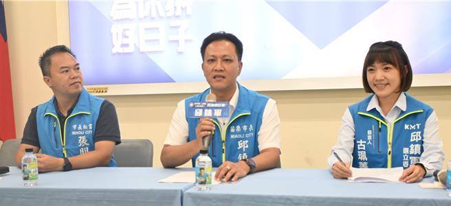 國民黨苗栗山線立委參選人邱鎮軍（中）今天再提出醫療政見。（李京昇攝）