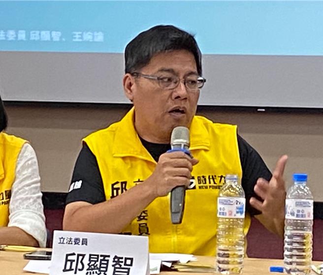 立委邱显智表示，对于疑似网军大量洗版，他予以谴责，但若因此要告，他也认为大可不必。（陈育贤摄）