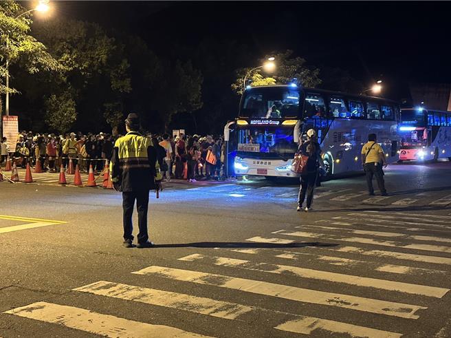 太鲁阁马拉松万人起跑，主办单位设有接驳车，跑者可多利用。（新城警分局提供／王志伟花莲传真）