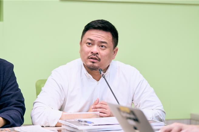 行政院长陈建仁昨在立法院备询时表示「核电是绿电」。立委洪申翰表示，前总统马英九执政八年，对寻找高阶核废料的处置方案仍一筹莫展，大家不用片段撷取陈建仁的说法，且以现况而言，核电很难被视为永续能源。（赖品妤国会办公室提供）