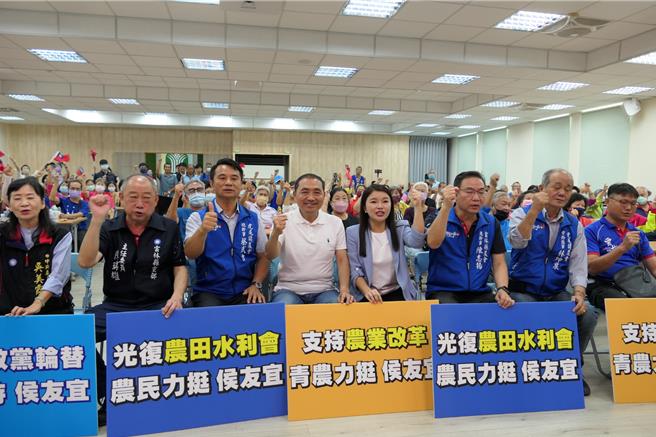 賴清德說義務役不會上戰場，國民黨總統參選人侯友宜（前左四）表示賴清德很沒知識，戰爭不分一線跟二線。（張朝欣攝）