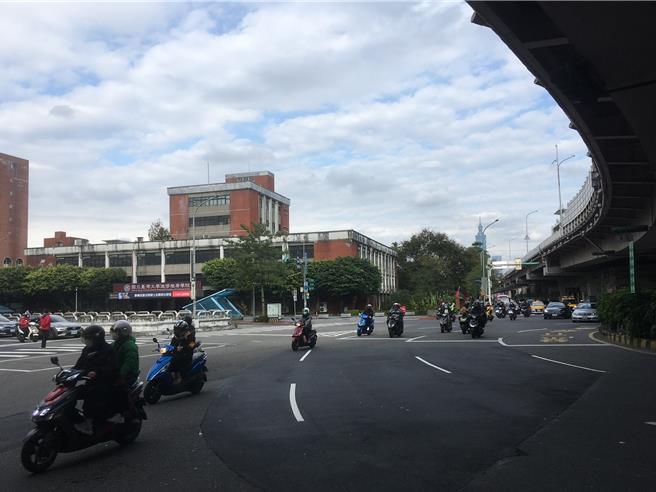台北市「公館圓環」位於往返新店、中和的重要交匯點，許多騎士不熟悉路況，依圓環行駛而未兩段式左轉，造成公館圓環每年平均取締違規件數近5000件。（劉彥宜攝）