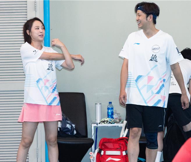 张书伟与前女友勇兔在场边暖身时自然互动。（罗永铭摄）