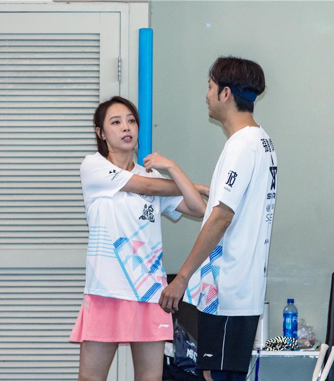 张书伟与前女友勇兔在场边暖身时自然互动。（罗永铭摄）