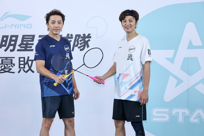 张书伟即将结婚，趁着参加羽球赛向前Energy团员、人夫谢坤达请益。（罗永铭摄）