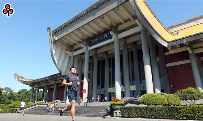 台北市信義區國父紀念館周邊的建築物，由於受到《國父紀念館周圍特定專用區計畫》限制，專用區內建築物包含屋突在內的總高度不得超過60公尺為原則，導致周邊建築都更時無法將容積率有效使用，降低都更意願。(本報資料照片)