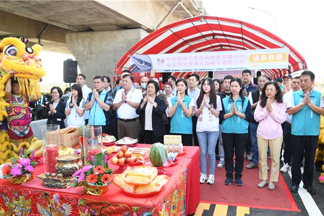 彰30線鹿安橋銜接台61線西濱快速公路橋下道路1日舉行通車典禮，彰化縣長王惠美（前排左五）與立委陳秀寳（前排右五）等人祈求通車順利平安。（孫英哲攝）