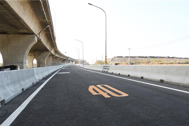 彰30線鹿安橋銜接台61線西濱快速公路橋下道路1日舉行通車典禮，通車後出彰濱工業區要上西濱快速公路的用路人可節省約12分鐘的路程。（孫英哲攝）