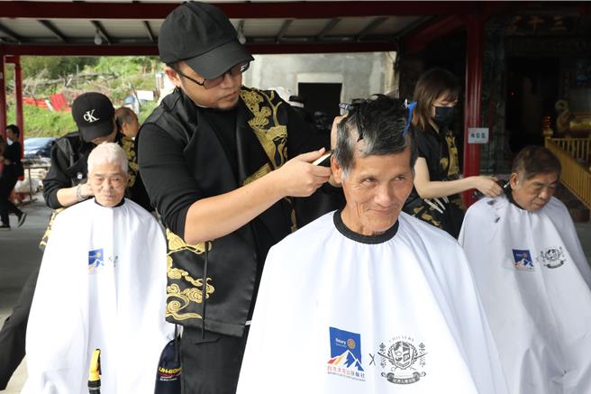 出身基隆的藝人許效舜與妻子同時也是大屯山扶輪社社長的陳愉為鼓勵基隆長輩走出家門，特別在中山區基隆地標附近的「三千宮」舉辦免費義剪。圖為專業髮型設計師替長輩義剪之情形。（童子瑋辦公室提供／徐佑昇基隆傳真）