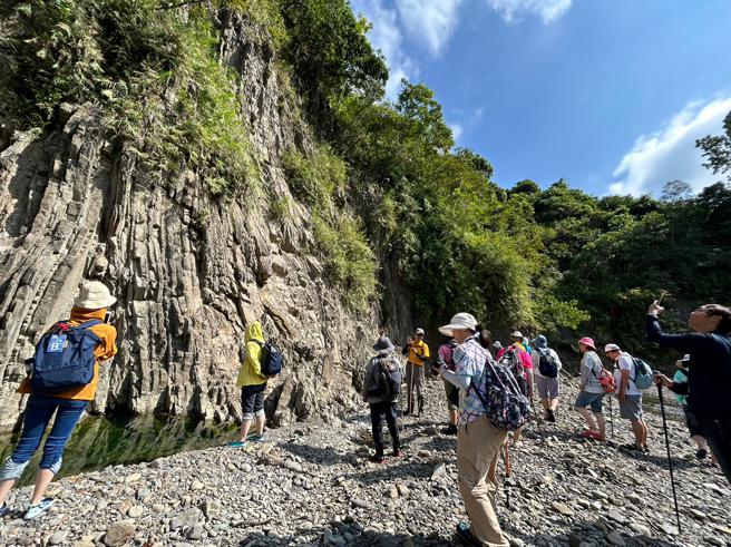 健行搭配歷史与生态解说（图片来源：高雄市客家事务委员会提供）
