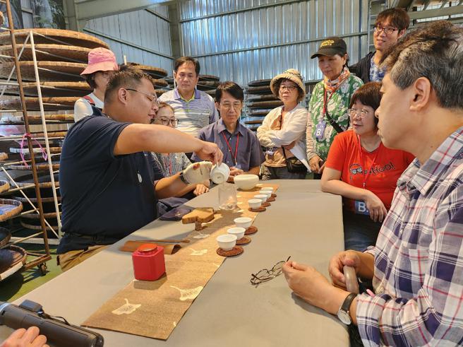 茶师解说与示范如何冲泡山茶（图片来源：高雄市客家事务委员会提供）