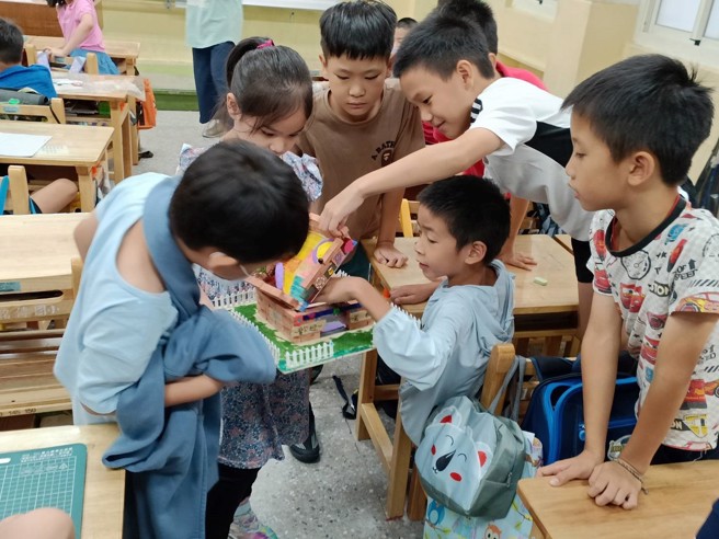 学生暑假自己规划、组装的娃娃屋，分享给同学(图/台北市教育局提供)