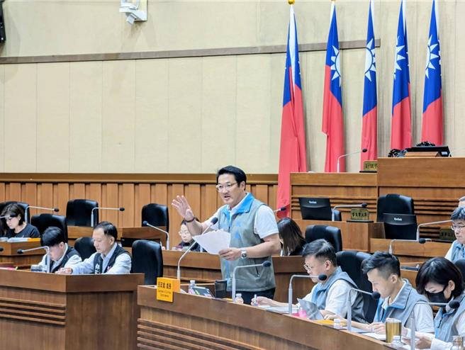 基隆市民政处长张渊翔（中立者）表示，基隆殡葬所进馆亡者数量逐年递增，人力不足，才会「简约」部分服务。（张志康摄）