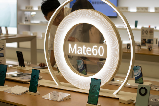 华为新款智慧手机Mate 60系列。（示意图／shutterstock）