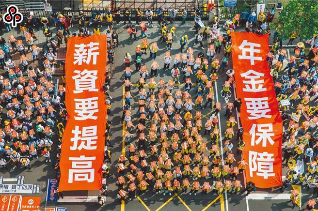 跨党派立委提案冻结劳动部劳动保险业务预算，纷纷要求劳动部应提出方案解决劳保破产危机，最后併冻预算100万元。（报系资料照）