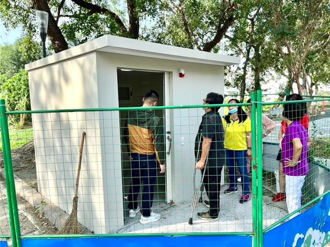 今年溪湖镇公所编列预算，打造五星级的无障碍公共厕所，未来社区将认养协助维护，待厂商改善及验收完成后，就能开放使用。（何炳桦提供／吴建辉彰化传真）