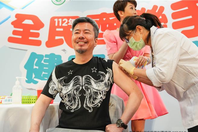 防疫大使黃國倫今代表50歲以上族群，帶頭施打流感疫苗。（疾管署提供／林周義台北傳真）