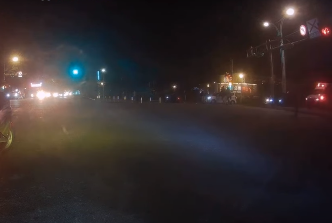 救護車路口閃警示燈、鳴笛，竟停下先禮讓斑馬線上行人通過。（ 圖／ 翻攝自「WoWtchout-地圖型行車影像分享平台」）