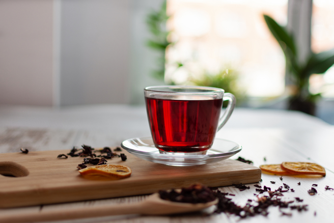 營養師許瓊月分享，經常飲用洛神花茶可達到降低血壓的作用。（示意圖／Shutterstock）
