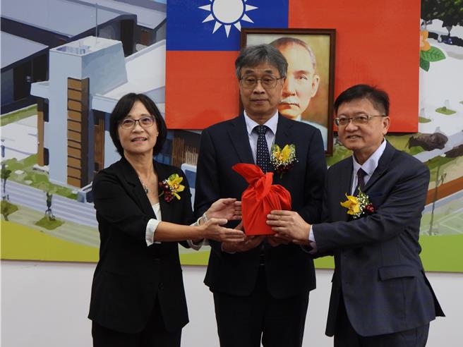 花改场长杜丽华（左）今卸任并接任防检署副署长一职，新场长由副场长杨大吉（右）调陞，两人在农业部代理部长陈骏季（中）监交下交接印信。（罗亦晽摄）