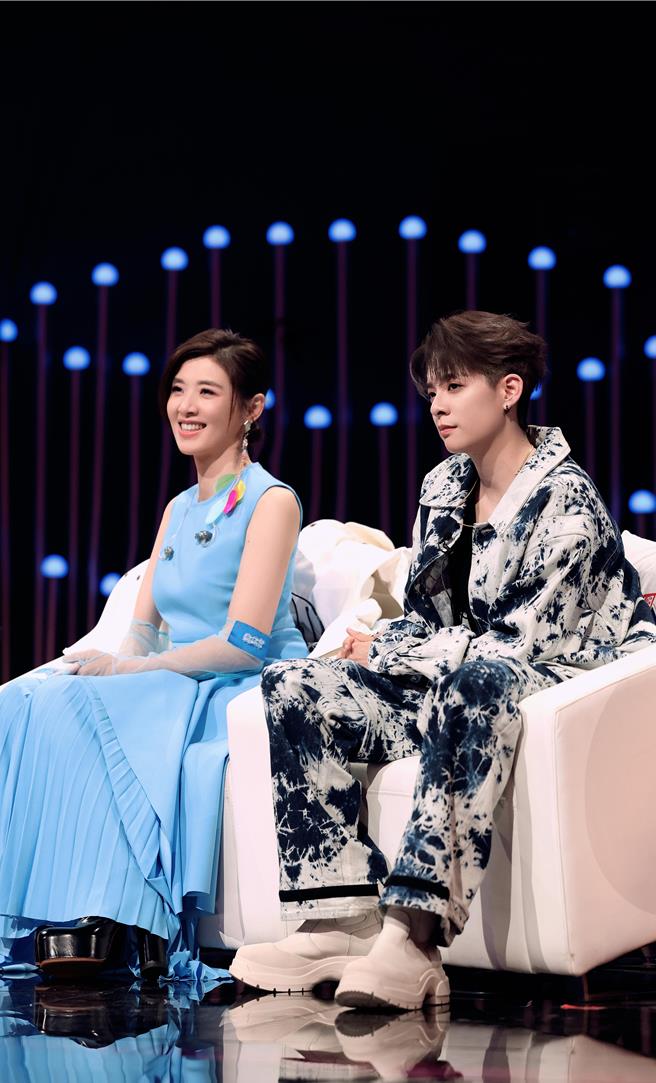 苏慧伦和Amber刘逸云选唱五月天的〈温柔〉。（相信音乐提供）