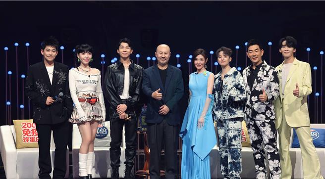 任贤齐（右二）称讚苏慧伦和Amber刘逸云〈温柔〉。（相信音乐提供）