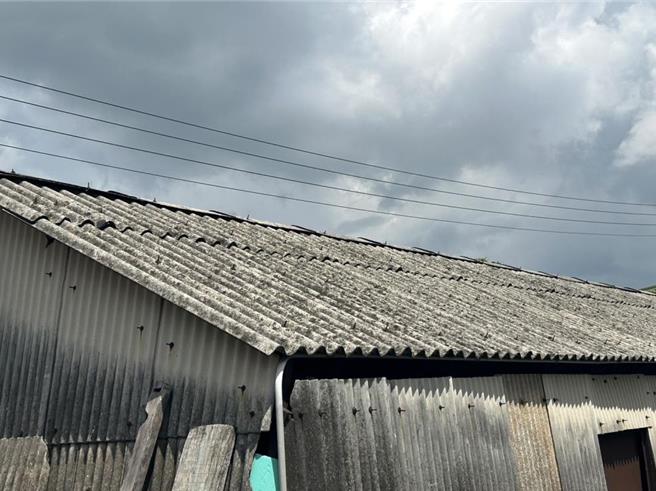 环境部公告修正相关办法，参考国外处理技术实绩，以高温破坏石绵纤维，或藉由化学处理进行改质，使石绵结构发生改变，增加热处理及化学处理法等中间处理方式，以强化石绵瓦废弃物管理并拓展去化途径。（环境部提供／林良齐台北传真）