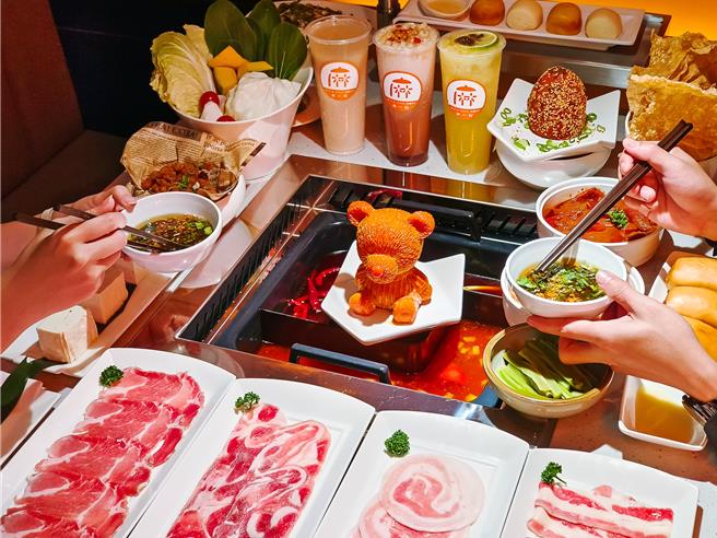 麻一點透過麻辣鍋結合手搖飲的用餐模式吸引年輕客群上門。（鼎王餐飲集團提供／朱世凱台北傳真）