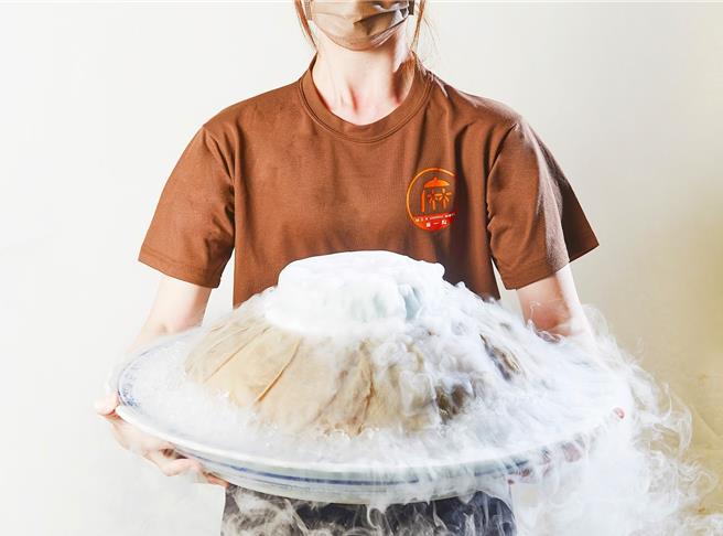 11月起晚餐時段17點到22點，揪團7人以上到麻一點用餐，有機會抽「巨無霸毛肚」免費吃。（鼎王餐飲集團提供／朱世凱台北傳真）