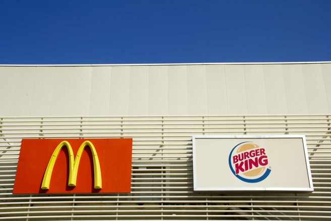 一名男子观察到汉堡王来台已多年，但门市数量却不如麦当劳，截至去年为止全台仅80间门市，和麦当劳的300间相差甚大。（图／示意图，达志影像）